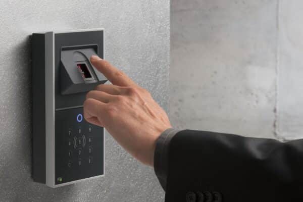 standar keamanan aplikasi absensi terbaik