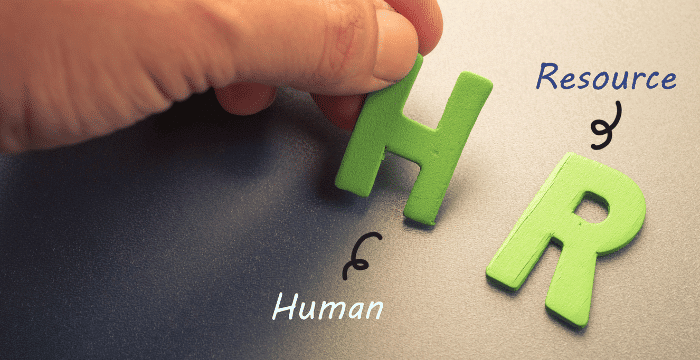 perbedaan dengan human resources
